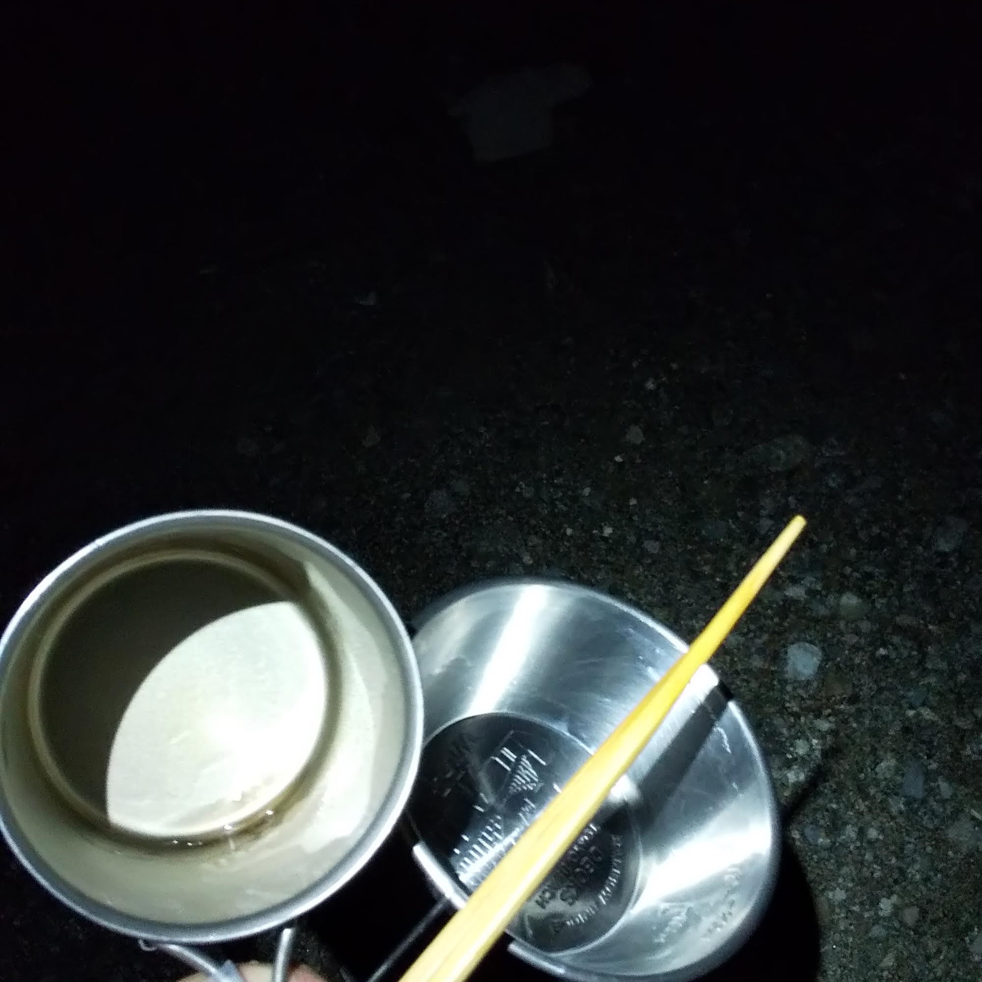 炊事棟へ向かう途中の真っ暗な通路。ライトが届かないほどの暗さ