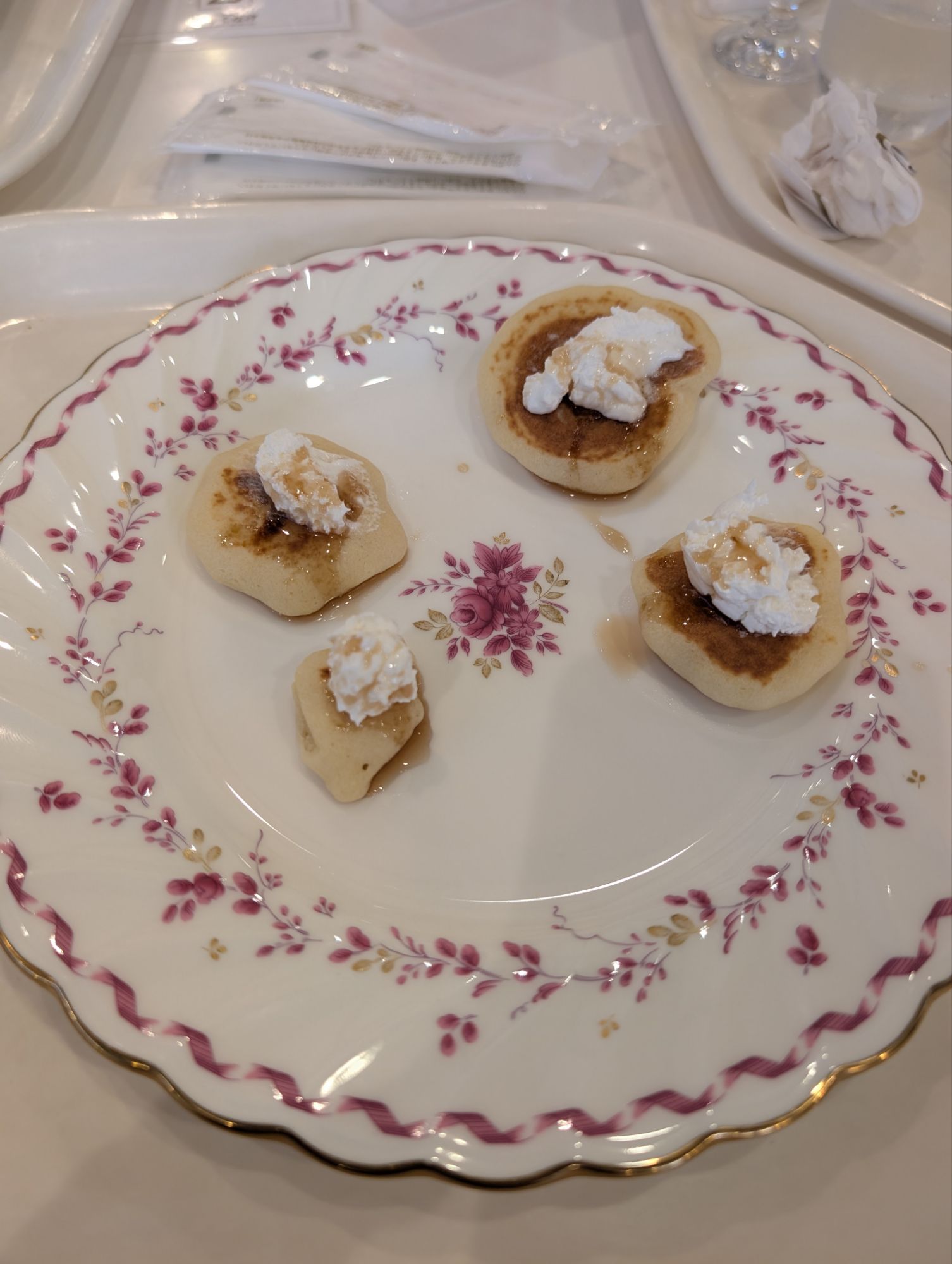 万座プリンスホテルの夕食ブッフェで自動パンケーキ焼き機から焼いたパンケーキ。サイズがバラバラで子どもたちも大喜び