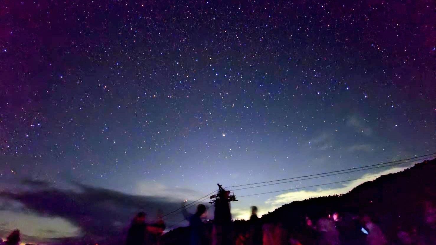 万座プリンスホテルの星空観賞教室で流れ星を待つ参加者たちの様子。写真は一部加工済み