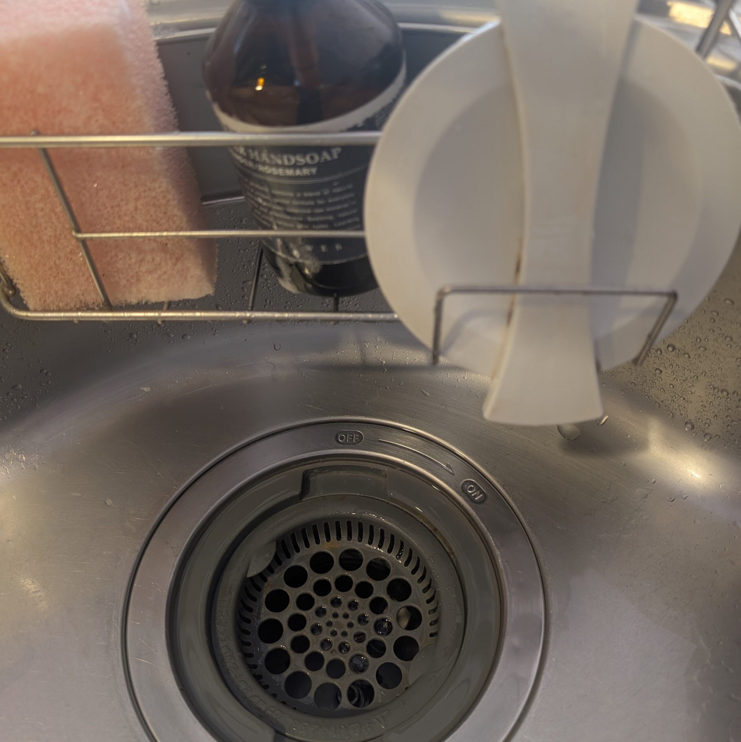 実際にセリアのホルダーにディスポーザーの蓋を立てて収納している写真。