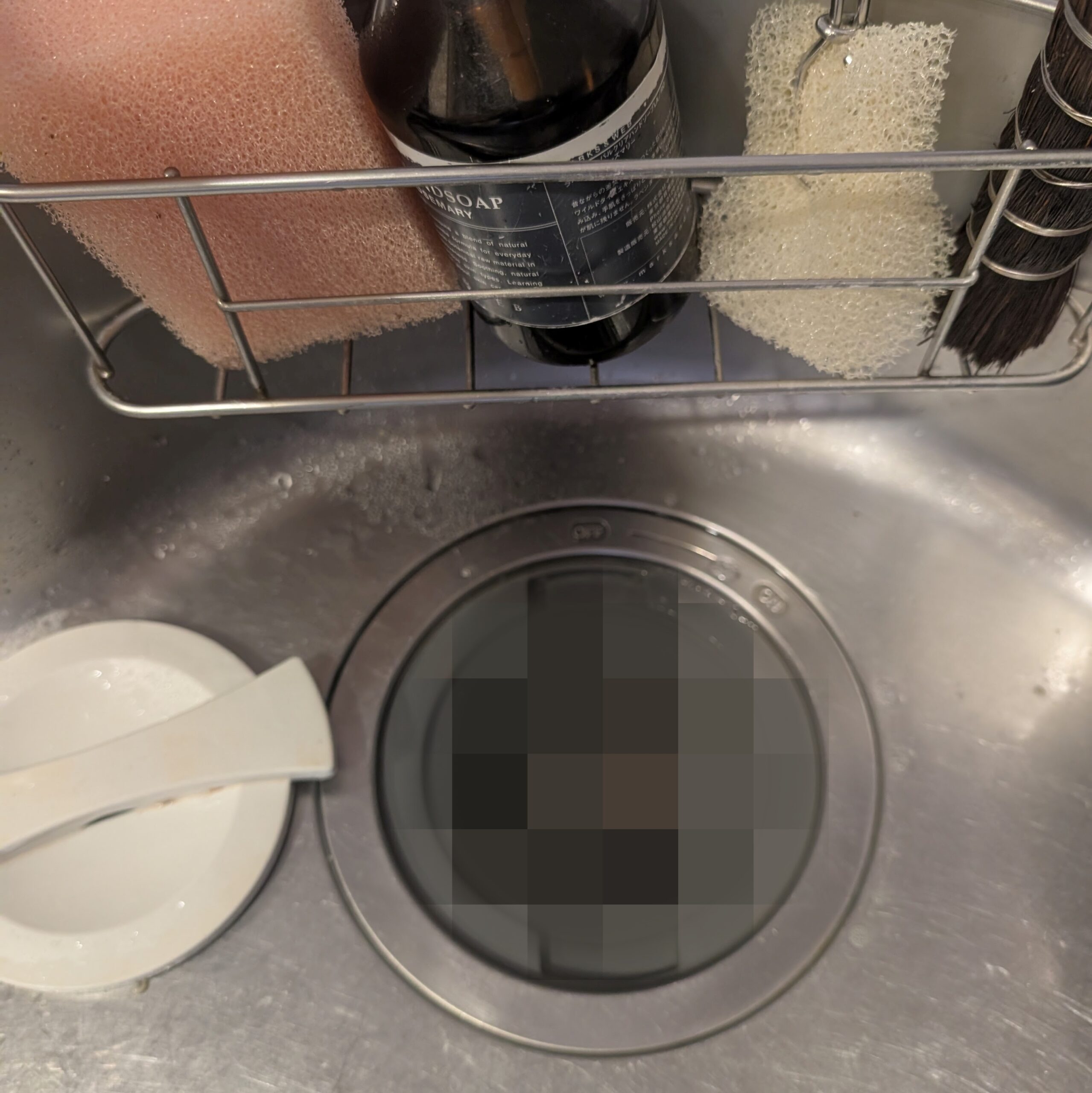 置き場がなく、シンクに直接置いている蓋の様子。水滴とぬめりが気になる状態。