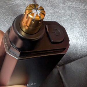 アピックス エチケットカッター ANC-B01 のチタンコートされたゴールドの刃先部分のアップ